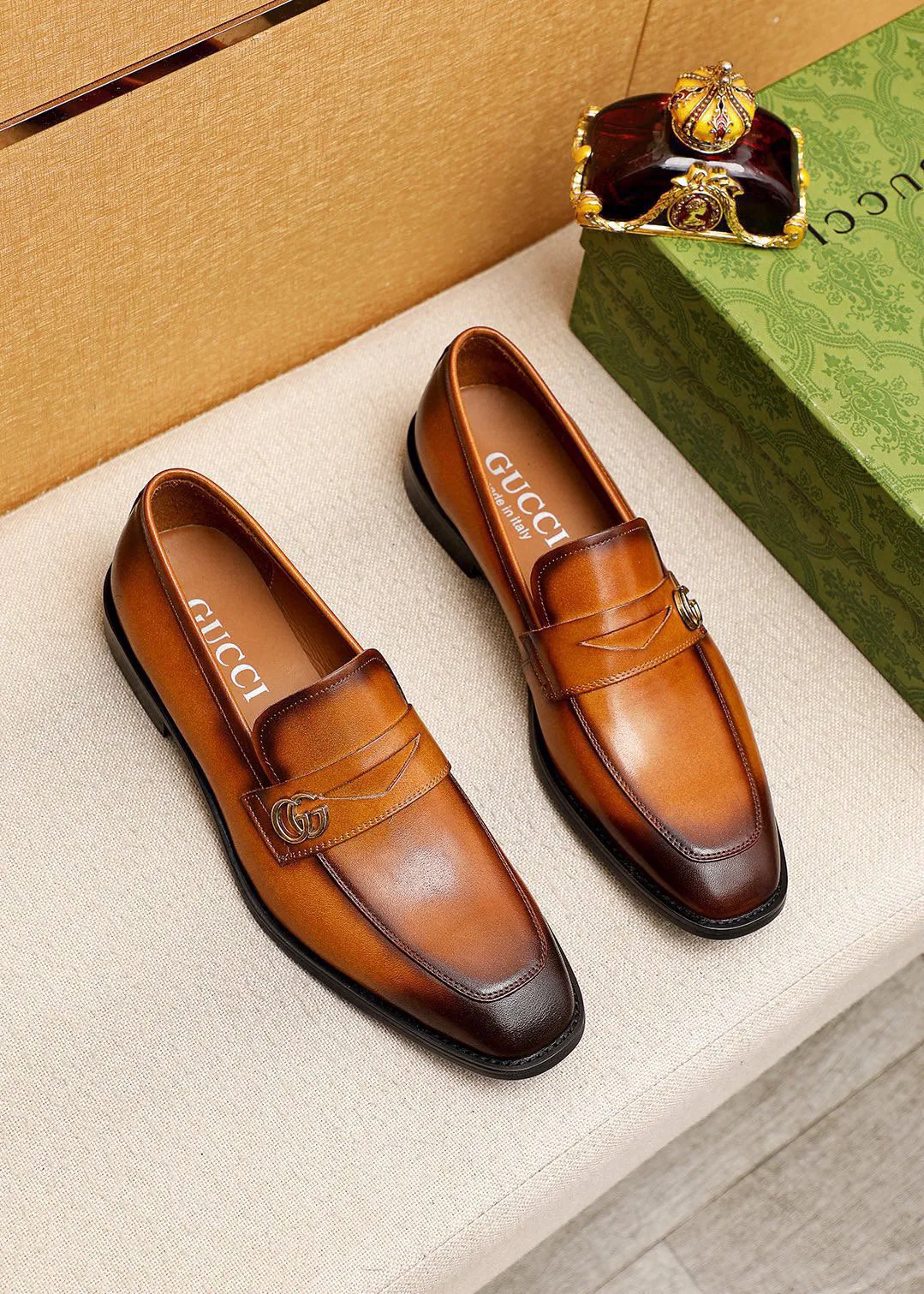 Men's shoes 💰400 💐 Product trademark: GUCCI "Gucci" casual leather shoes Regular size: 39-44 (38.45.46🉑️Customized) Product materials: Selected imported first-layer calfskin upper + luxury hardware buckle, imported 🐑 sheepskin lining. Strong three-dimensional visual effect, combined outsole Color: 2⃣️colors available